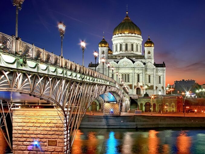 Храм Христа Спасителя - в Москве в сентябре стоит теплая погода - даже и вечерами