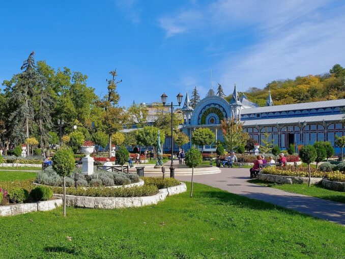 Золотая пятигорская осень, фото @Vyacheslav Bukharov/Wikimedia Commons/CC BY-SA 4.0 Парк Цветник - отзывы говорят, что Пятигорск в октябре очень красив