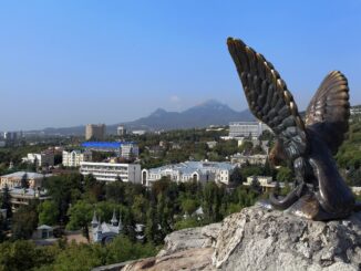 Орел и ясное небо - в сентябре в Пятигорске стоит теплая погода