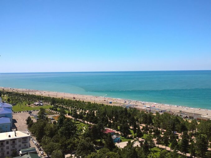 В Батуми в Грузии в сентябре можно купаться в море