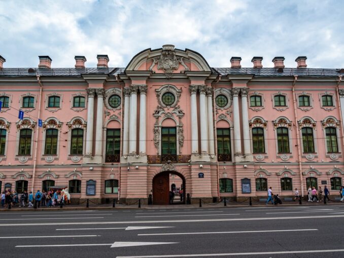Строгановский дворец в Санкт-Петербурге находится на углу Невского проспекта и Мойки