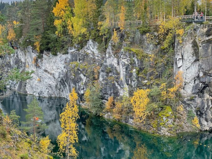 Рускеала в Карелии в октябре, фото unsplash.com/@igoshka1989 В октябре в Карелии нужно поехать в Рускеалу