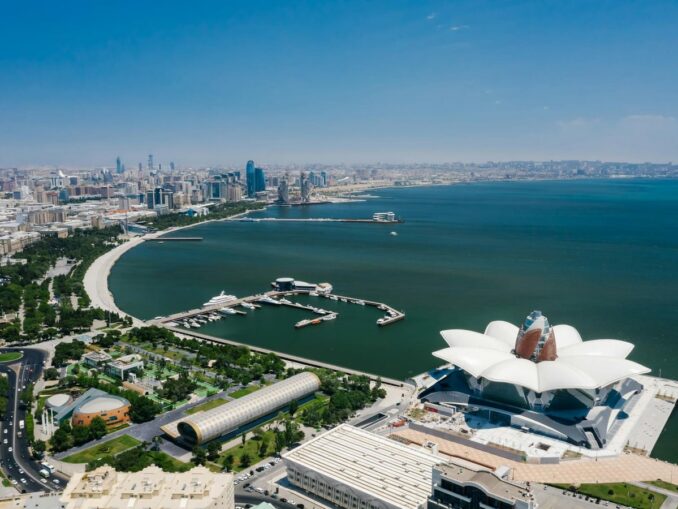 Каспийское море у берегов Баку, фото @Mikhail Nilov/pexels.com В Каспийском море в Баку в сентябре можно купаться