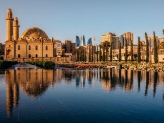 В сентябре в Баку стоит жаркая погода: можно отдыхать на пляже и ездить на экскурсии