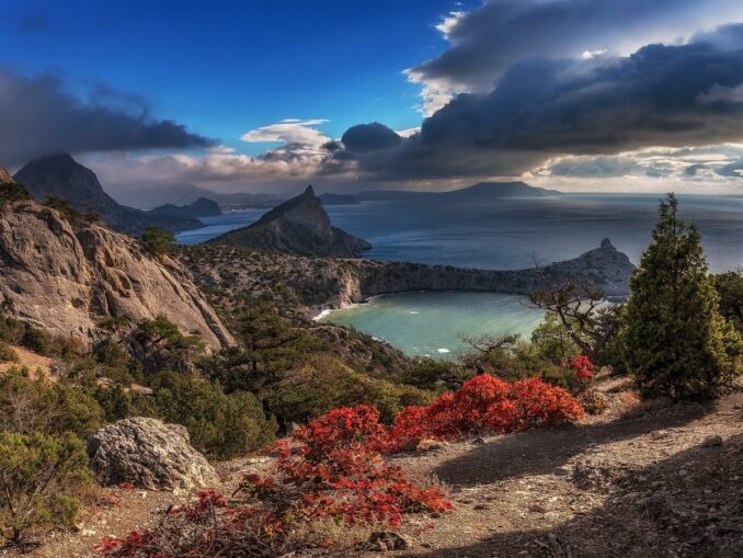 Крым, Новый Свет в ноябре, фото @HoroshilovAleksandr/Wikimedia Commons Новый свет - температура воздуха в Крыму в ноябре поднимается до +20-22 градусов Цельсия