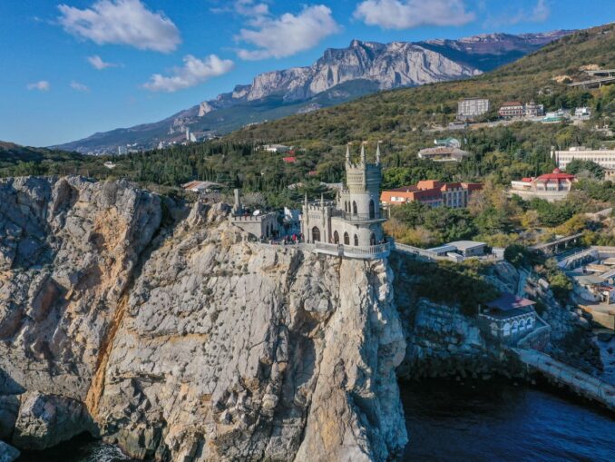 Ласточкино гнездо, осень в Крыму, фото public domain В Крыму в России стоит отдохнуть на море в октябре