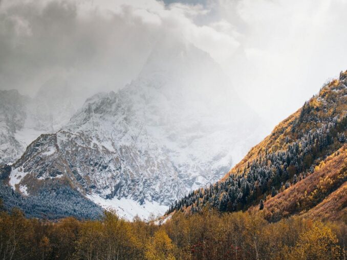 Домбай - горы в тумане, фото @Yaroslav Shuraev/pexels.com В октябре в Домбае случаются туманы и снегопады
