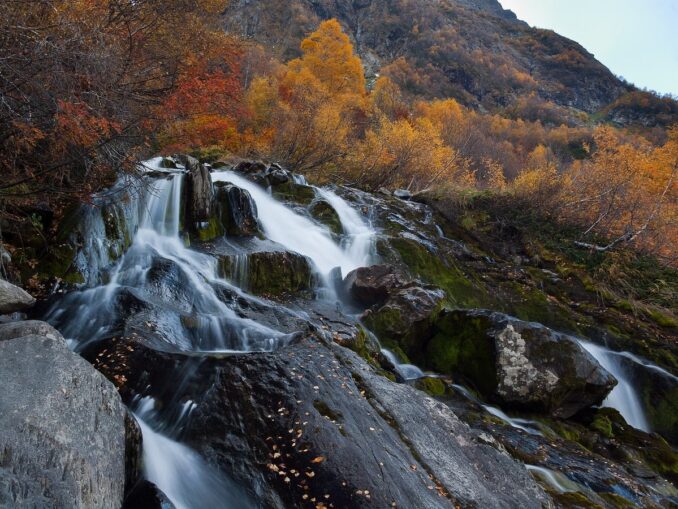 Чучхурский водопад в Домбае, фото @All-dombay/Wikimedia Commons Чучхурский водопад - в октябре в Домбае стоит тепло одеваться