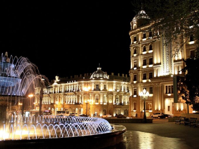 Фонтан в ночном Баку, фото @Gulustan/Wikimedia Commons Ночной город - Баку обязательно надо посмотреть в сентябре