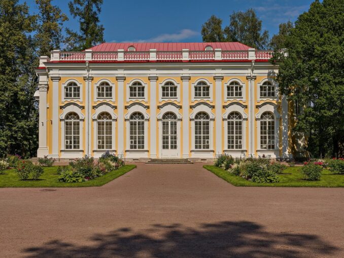Каменное зало в Нижнем саду, фото @Игорь Гордеев/Wikimedia Commons Ораниенбаум, Нижний сад, Каменное зало