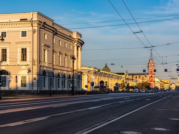 Вид на Невский проспект и Гостиный двор Метро "Гостиный двор" в Санкт-Петербурге находится под зданием "Гостиного двора"