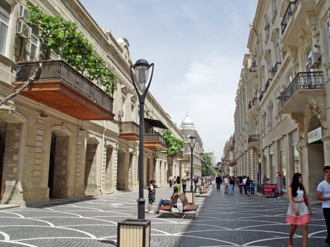 Улица Низами в Баку осенью, фото @MrArifnajafov/Wikimedia Commons В сентябре в Баку ходят в летней одежде