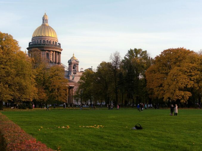 Исаакиевский собор в Санкт-Петербурге осенью Исаакиевский собор - в Санкт-Петербург в октябре стоит поехать!