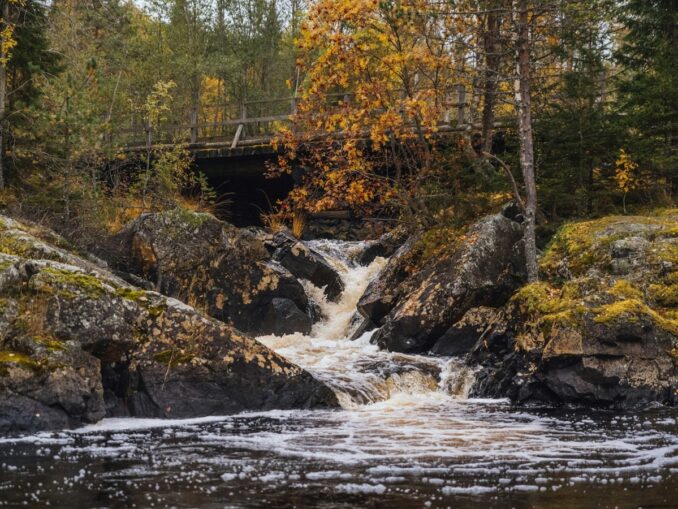 Водопад - осенью в Карелии красиво, но холодно, фото unsplash.com/@fedotov_vs Водопад - уже в начале октября в Карелии холодно и нужно одеваться теплее