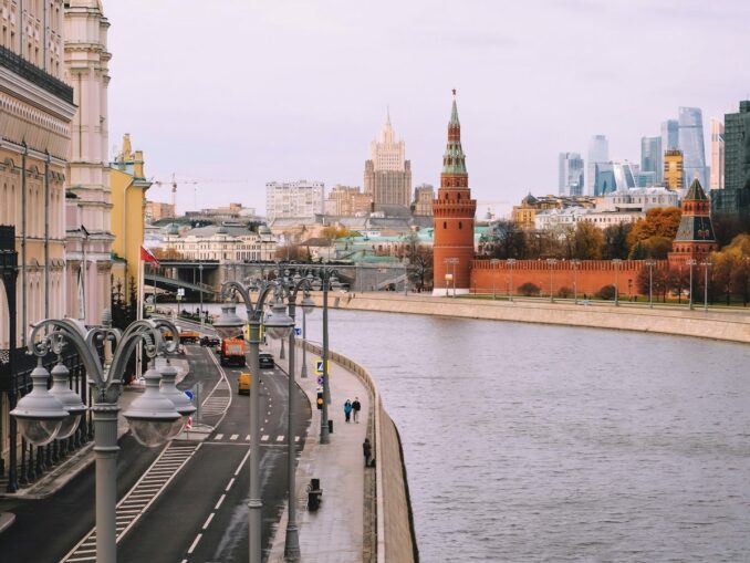 Ноябрьская Москва, фото unsplash.com/@Dmitry Kropachev Уже в начале ноября в Москве нужно одеваться теплее