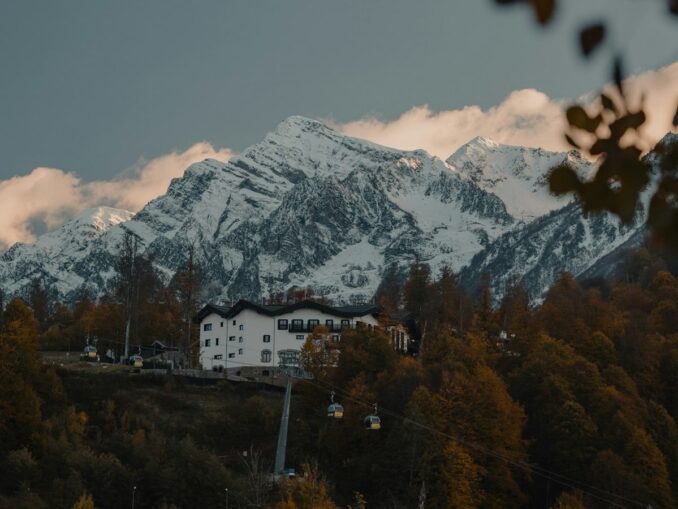 Красная Поляна под Сочи осенью, фото unsplash.com/@Nikita Dobrynin В ноябре из Сочи можно съездить посмотреть Красную Поляну