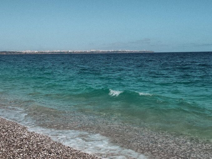 Море - в Алании в ноябре стоит мягкая погода, и можно купаться!