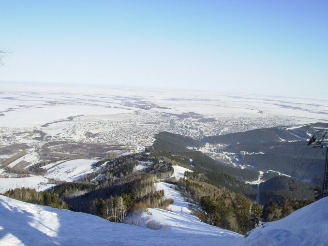 "Красный" склон Церковки, фото @Петрашевски Фрайдейс/Wikimedia Commons Белокуриха зимой - склон Церковки