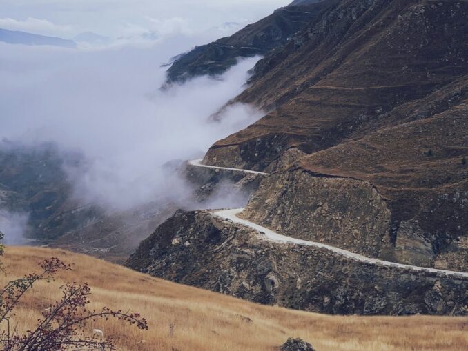 В горах Дагестана в декабре, фото unsplash.com/@Sergey Chuprin В горах Дагестана в декабре часты туманы
