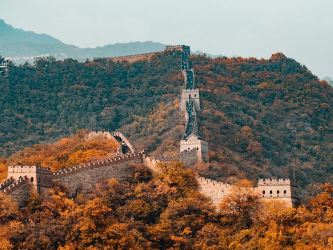 Великая Китайская стена в ноябре, фото unsplash.com/@Hanson Lu Великая Китайская стена - в ноябре температура воздуха в Пекине поднимается до +20 градусов Цельсия