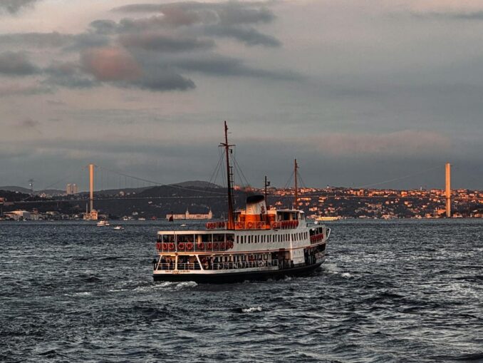 Круиз по Босфору в Стамбуле, фото @Bayram Yalçın/pexels.com В Стамбуле в декабре можно посмотреть старый город и совершить круиз по Босфору