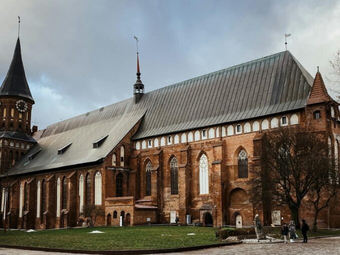 Кёнигсбергский собор в Калининграде, фото @Anna Vozlublennaya/pexels.com Около Кафедрального собора - температура воздуха в Калининград в декабре редко покидает диапазон +2-6 градусов Цельсия