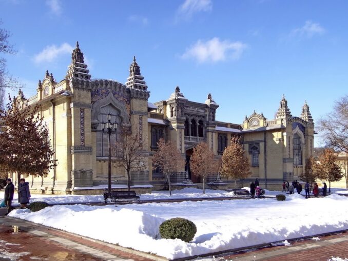 Главные нарзанные ванны в Кисловодске зимой, фото @Dudergofer/Wikimedia Commons Главные Нарзанные ванны - температура воздуха в Кисловодске зимой редко опускается ниже -5-7 градусов Цельсия