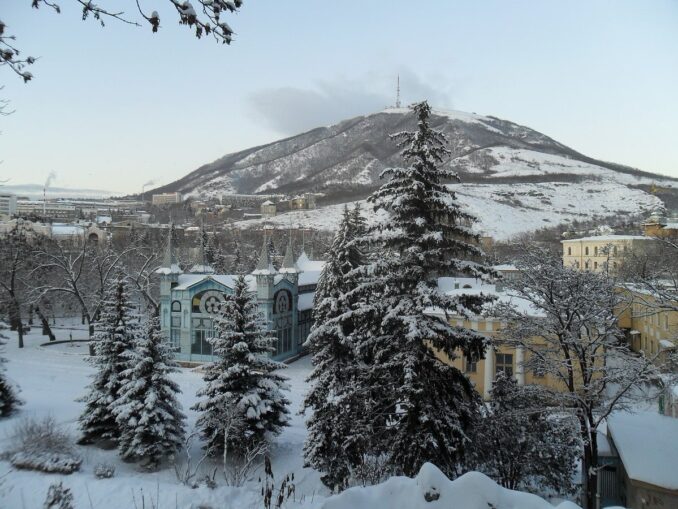 Вид на Лермонтовскую галерею и гору Машук, фото @Tsvetkofff/Wikimedia Commons Зимой в Пятигорске выпадает снег - иногда