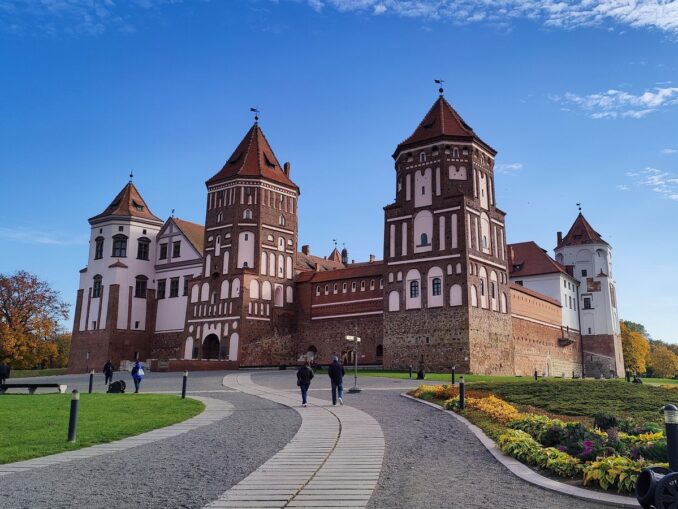 Мирский замок - одна из главных достопримечательностей Беларуси, фото @Gapoha/Pixabay.com В Беларуси можно посетить на машине Мирский замок