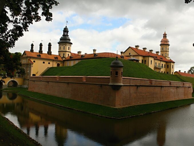 Несвижский замок в Беларуси близ Минска, фото @Foto-romashka/Wikimedia Commons Несвижский замок - знаменитый в Беларуси дворцово-замковый комплекс