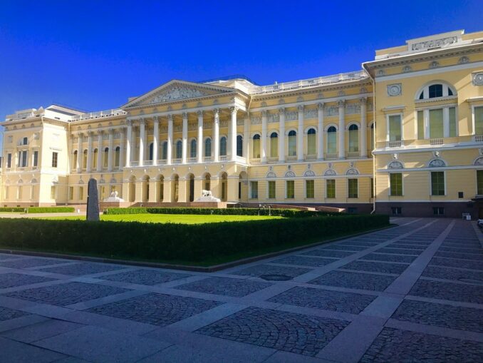 Михайловский дворец, главный корпус Русского музея в СПб, нужно обязательно посетить туристу