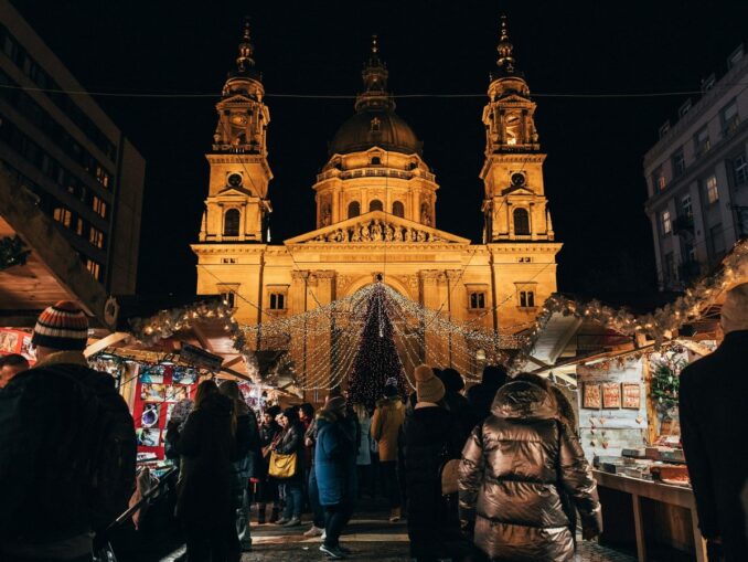 Ярмарка перед базиликой святого Иштвана, фото unsplash.com/@Krisztian Tabori В Будапеште празднуют Рождество с размахом