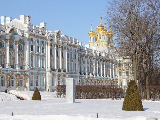 Екатерининский дворец в Царском Селе зимой, фото @Елена Гумерова/Wikimedia Commons В Пушкине рядом с Санкт-Петербургом в январе нужно осмотреть Большой Екатерининский дворец