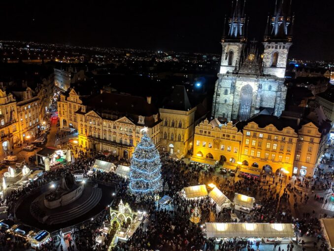 Рождественская ямарка на Староместской площади, фото @Travis Wise/Wikimedia Commons Главные торжества на Новый год проходят в Чехии на Староместской площади столицы