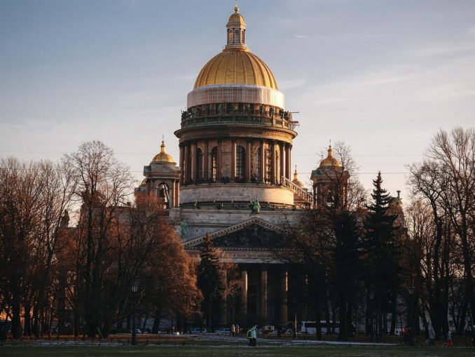 Исаакиевский собор в Санкт-Петербурге осенью красив как обычно