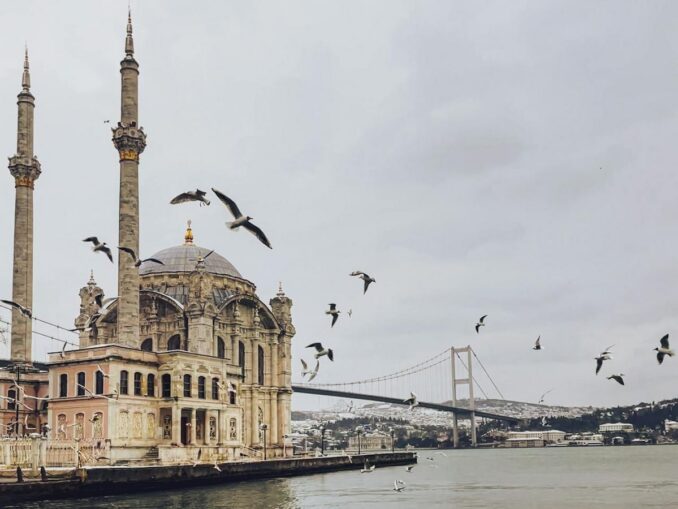 Мечеть Ортакёй в Стамбуле, фото @Vedih Akbaş/pexels.com В декабре в Стамбуле стоит посмотреть мечеть Ортакёй на берегу Босфора