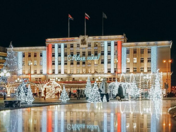 Новогодний Калининград светится, фото @Yura Forrat/pexels.com Температура воздуха в Калининграде в январе редко опускается ниже -5-7 градусов Цельсия