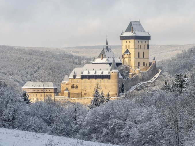 Карлштейн зимой, фото @Radomír Šalda/Wikimedia Commons Замок Карлштейн в Чехии можно посмотреть и зимой