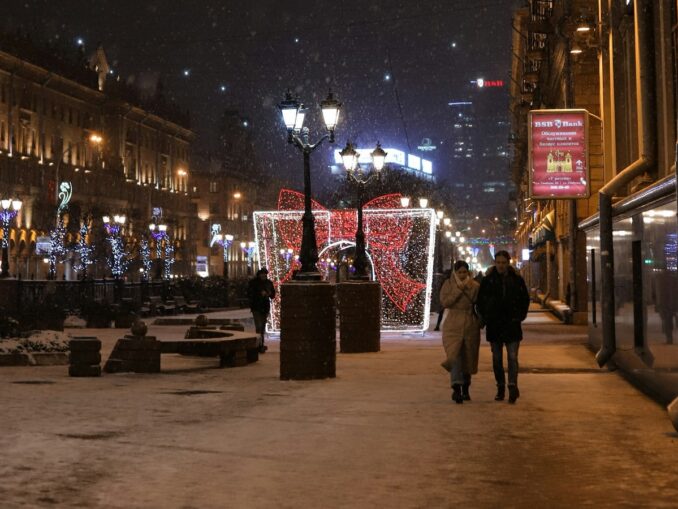 Пешеходы в Минске зимой, фото @Art Almighty/unsplash.com В январе в Минске в январе нужно одеваться теплее