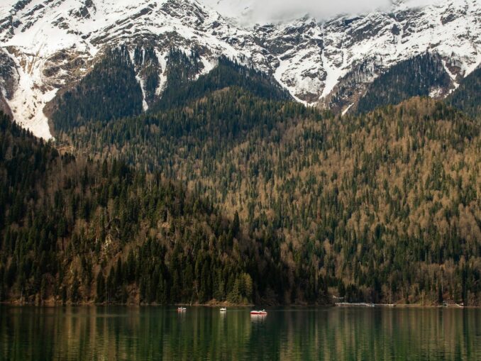 Озеро Рица в Абхазии в декабре, фото unsplash.com/@Pavel Avakumov В декабре в Абхазии нужно посмотреть озеро Рица