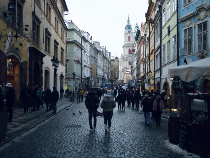 Улица Праги зимой, фото unsplash.com/@Αγγελος Αγοραστος Зимой в Праге нужно одеваться очень тепло: в пуховики и полушубки