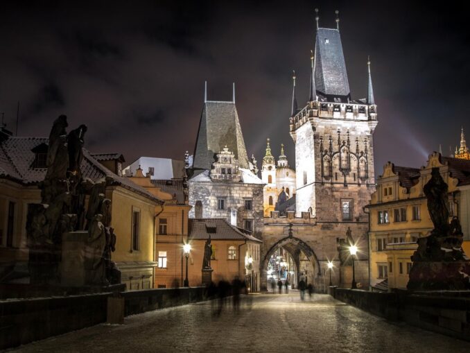 Карлов мост в Праге зимой, фото @LubosHouska/Pixabay.com Накануне Нового года и Рождества в Праге царит атмосфера волшебства