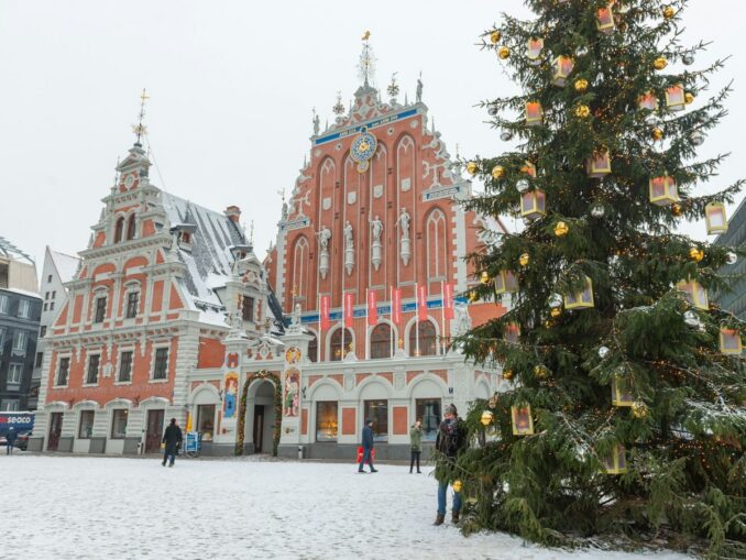 Новогодняя Рига нередко видит снег, фото unsplash.com/@Mony Misheal Дом Черноголовых и новогодняя ель в Риге в январе