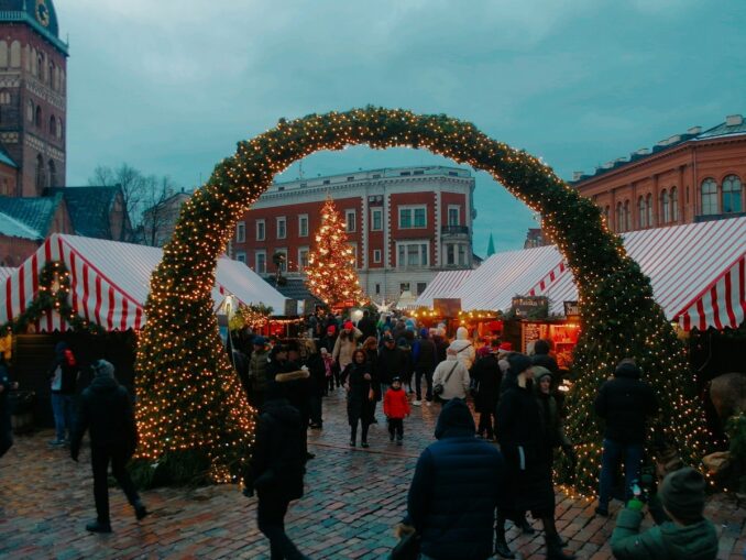 Новогодняя Рига, фото unsplash.com/@Bruno Brikmanis-Jurjans Температура воздуха в Риге на Новый год может быть около 0 градусов Цельсия