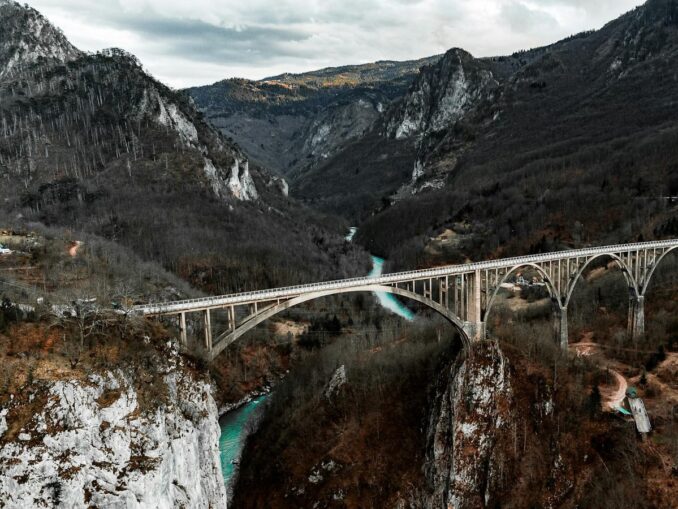 Каньон Тара, Черногория, фото @Nikola Kojević/pexels.com Мост Джурджевича - температура воздуха в горах Черногории зимой может опускаться до -15-20 градусов Цельсия