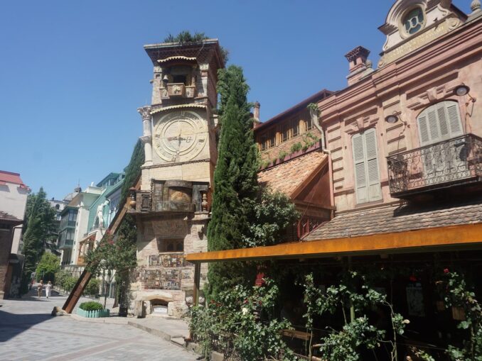 Театр марионеток Резо Габриадзе в Тбилиси, фото @Andrew Milligan sumo/Wikimedia Commons Часовая башня - с детьми нужно сходить в Тбилиси в театр марионеток