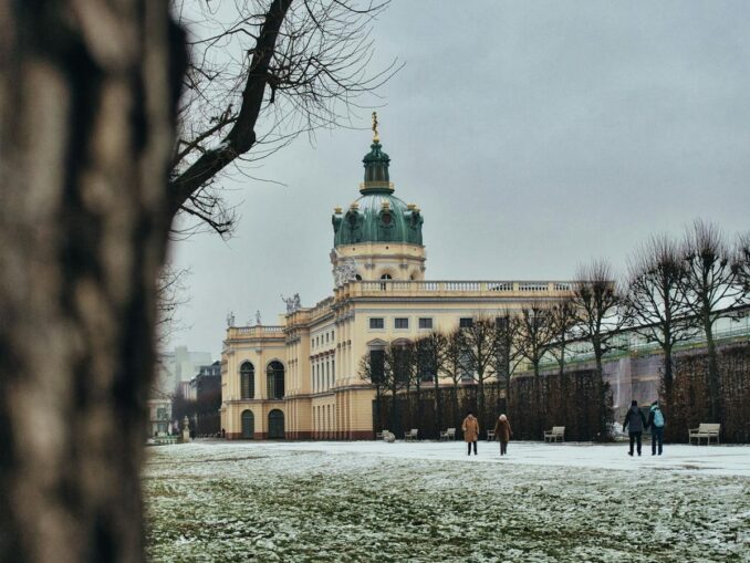 Зима, дворец Шарлоттенбург, Берлин, фото @Travel with Lenses/pexels.com Шарлоттенбург - зимой в Берлине нужно одеваться тепло