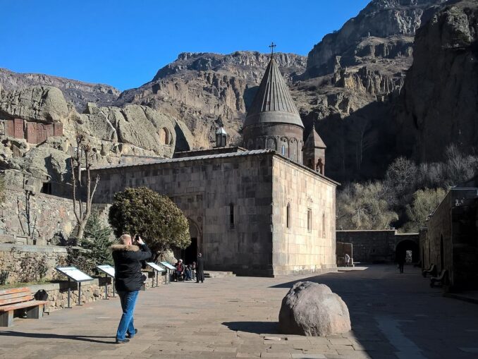 Монастырь Гегард, фото David Aleqsanyan/Wikimedia Commons Монастырь Гегард - одна из главных достопримечательностей Армении