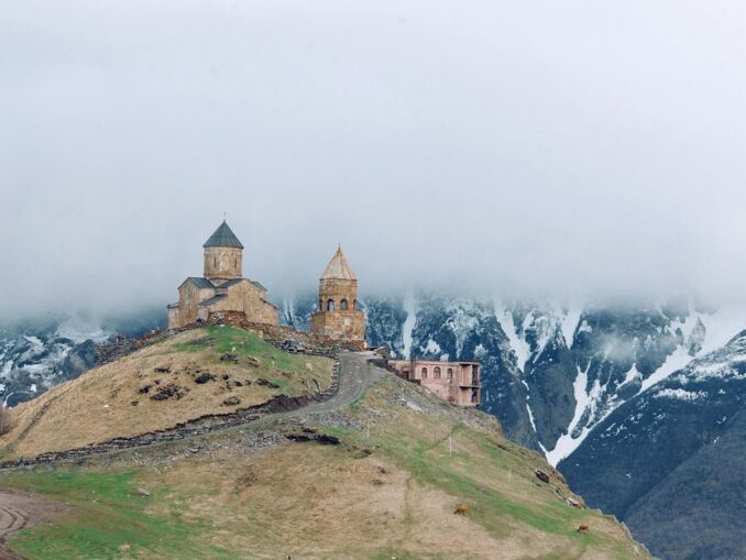Троицкая церковь в Гергети, фото @Maria Orlova/pexels.com Троицкую церковь в Гергети вполне можно посмотреть в марте в Грузии
