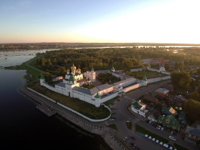 Ипатьевский монастырь в Костроме, фото disk.yandex.ru/d/g991vRTU3uvmOA Ипатьевский монастырь в Костроме нужно обязательно посмотреть при поездке по Золотому кольцу
